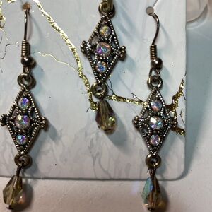 Pretty earring and necklace set!! New.